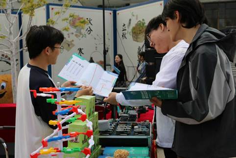 为学生讲解设备