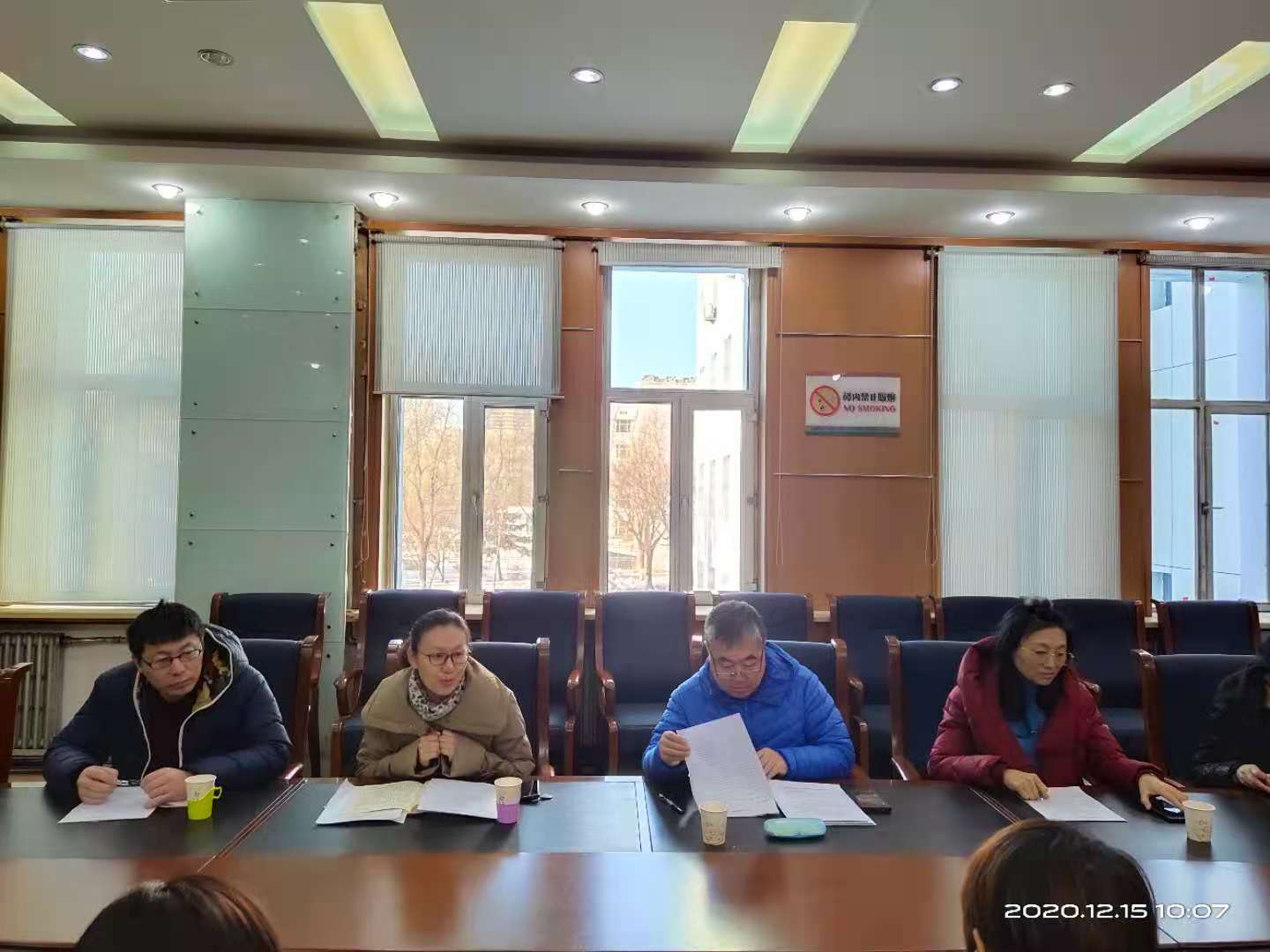 督导组与相关教师进行交流