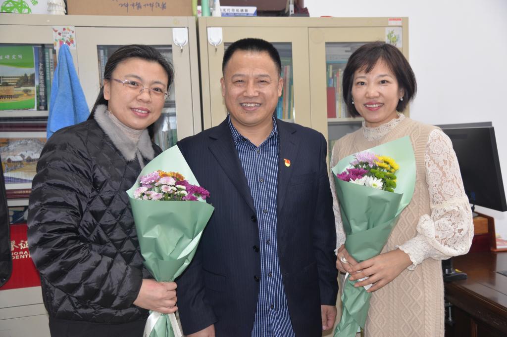 收到鲜花的女教工合影