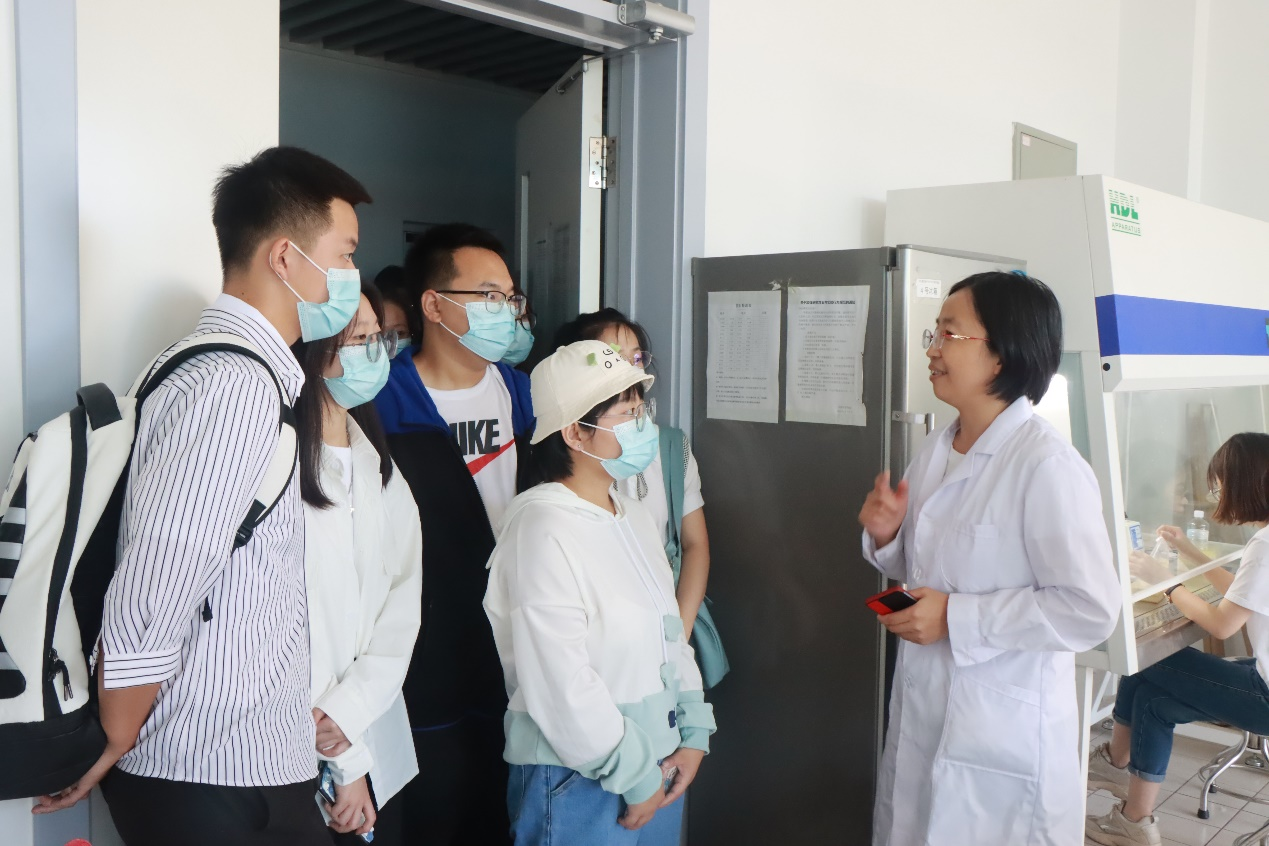 副研究员王志坤带领学生参观